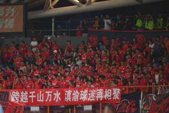 重慶銅梁龍球員暖心探訪，患病小球迷的籃球夢想與現(xiàn)場約定