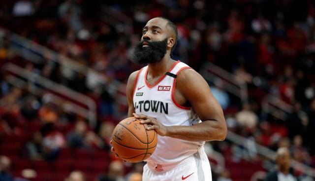 哈登展現(xiàn)全面實(shí)力，半場三分命中三記，砍下高分助攻失誤并存