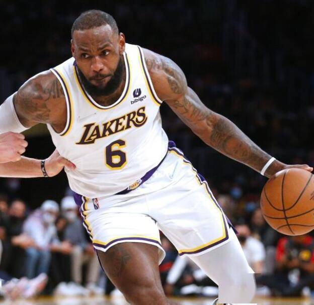 詹姆斯妙傳遭遇門線挑戰(zhàn)，年輕埃斯特旺錯(cuò)失良機(jī)，首球還需等待