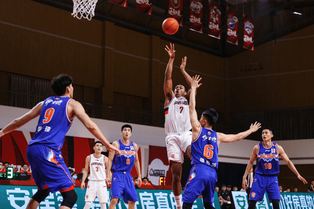 中國(guó)男籃首節(jié)展現(xiàn)壓制力，14投7中，罰球12中10，全隊(duì)斗志昂揚(yáng)