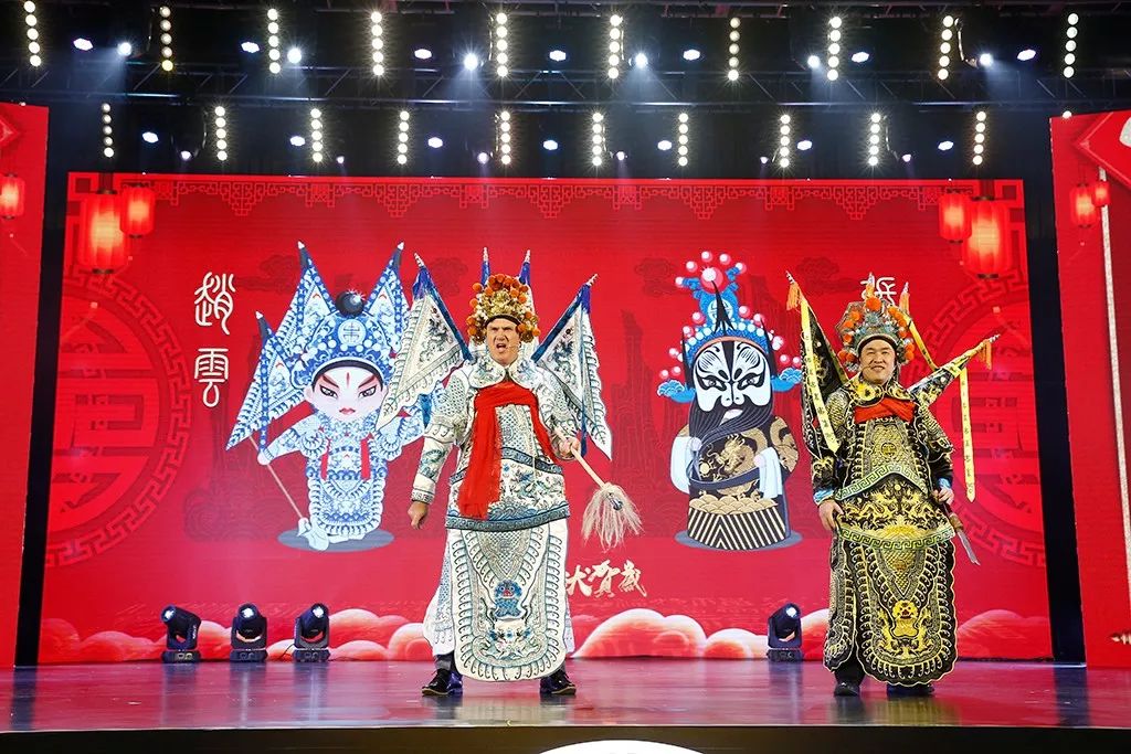 華子成都之行，探訪熊貓故鄉(xiāng)，品味火鍋文化，獲贈(zèng)趙云戲劇面具