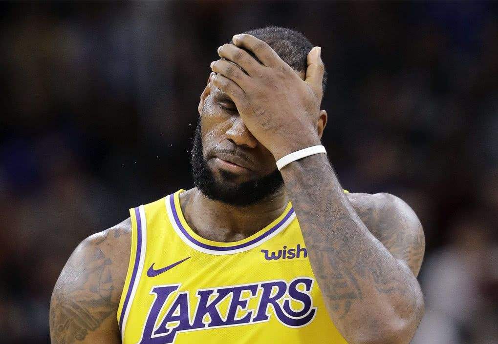 李祥波展現(xiàn)全面實(shí)力，外線沖搶得球權(quán)，殺入籃下造犯規(guī)兩罰全中