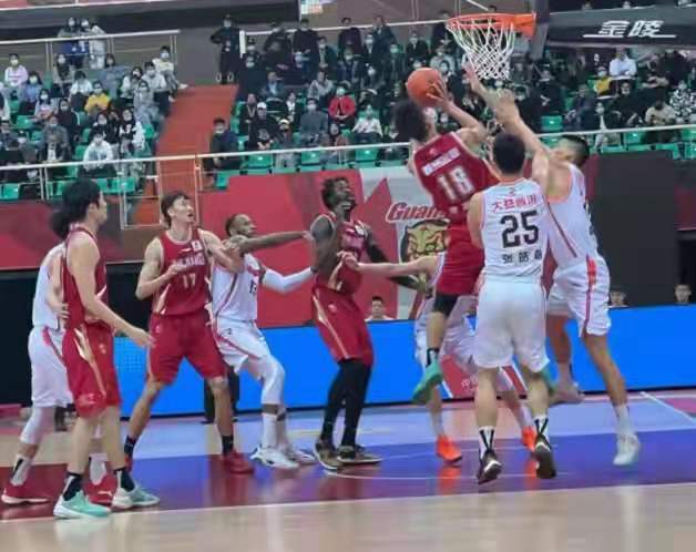 李祥波展現(xiàn)全面實(shí)力，外線沖搶得球權(quán)，殺入籃下造犯規(guī)兩罰全中