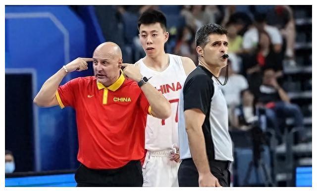 中國(guó)男籃破曉時(shí)刻，球迷心態(tài)轉(zhuǎn)變與雷蒙的真誠(chéng)回應(yīng)