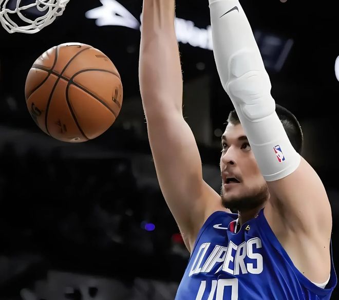 杜蘭特強勢突破科菲與祖巴茨的防線，高難度上籃展現(xiàn)得分魅力