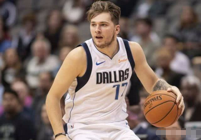 東契奇防守遭遇爭(zhēng)議，飛身封蓋被吹防守犯規(guī)，身背兩次犯規(guī)引熱議