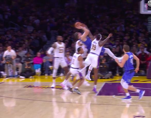 東契奇防守遭遇爭(zhēng)議，飛身封蓋被吹防守犯規(guī)，身背兩次犯規(guī)引熱議