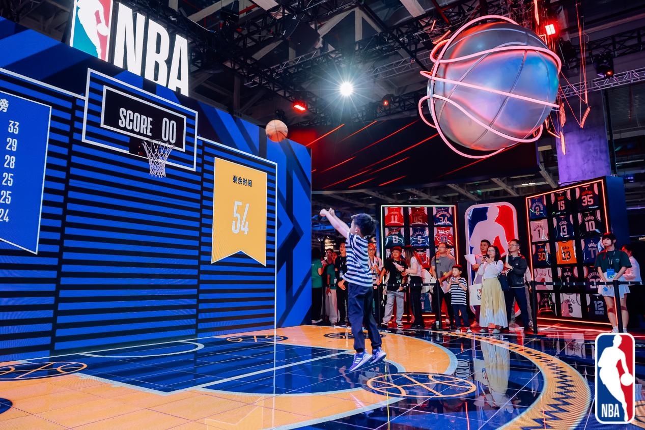 火箭季中賽新地板亮相，NBA新球場主題彰顯未來風采