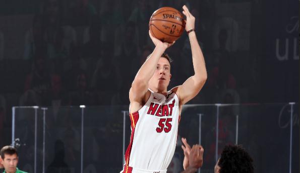 火力全開！約克半場神勇表現(xiàn)，8中5獨得全隊最高18分，三分6中4引爆全場