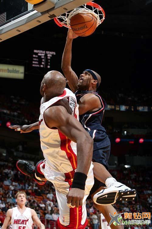 重溫經(jīng)典瞬間，卡特隔扣莫寧背后的籃網(wǎng)傳奇與NBA扣籃周的榮光