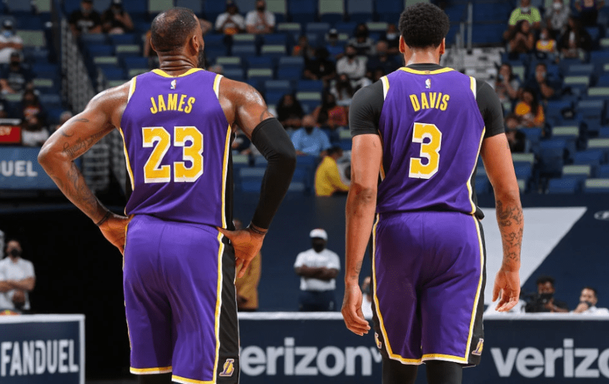 施羅德展現(xiàn)德國(guó)超跑實(shí)力，左手突破上籃獨(dú)得15分，助力隊(duì)伍取得優(yōu)勢(shì)！