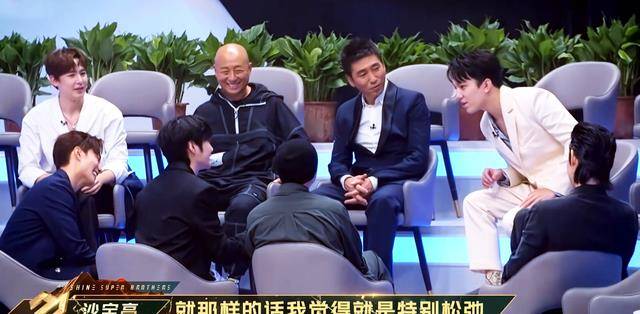 百年兄弟情，103歲哥哥親自出席100歲弟弟生日宴，場(chǎng)面感人至深！