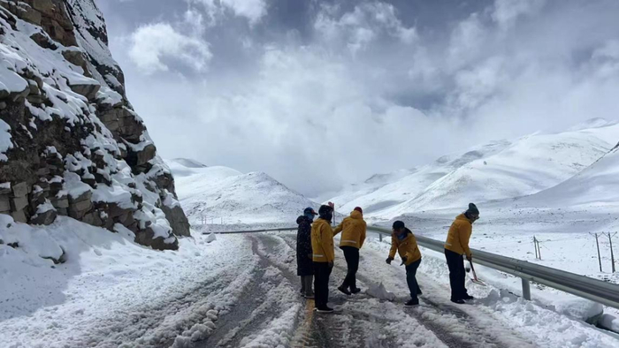 珠峰暴雪驚魂，向?qū)б蝗艘还?，帶領(lǐng)百人成功撤離！揭秘背后的感人故事