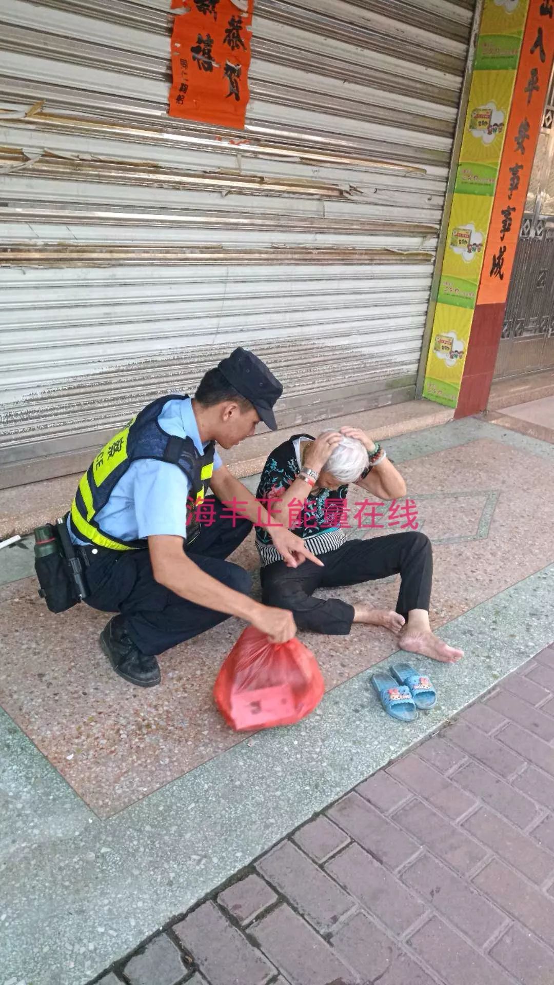 流浪男孩滯留外地，店主伸出援手，一段感人至深的溫情故事