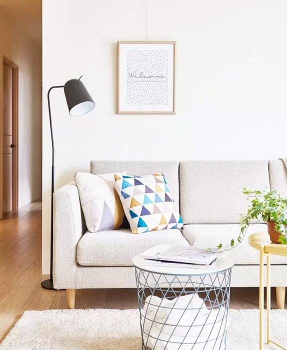 七旬老太房間囤滿物，進出需用爬，揭秘收納狂魔的家居生活