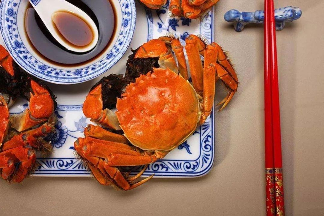 吃完螃蟹后，牛奶真的能解膩？揭秘螃蟹與牛奶的飲食真相！