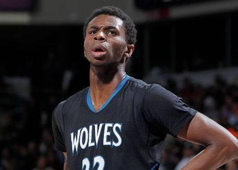 榮耀時(shí)刻，肯塔基男籃致敬NBA狀元、校體育名人堂成員沃爾