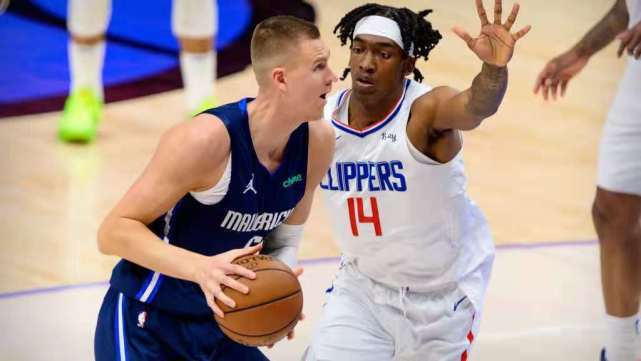 雅典流言板熱議，波爾津吉斯國家隊(duì)照片曬出，與球迷共享榮耀時刻