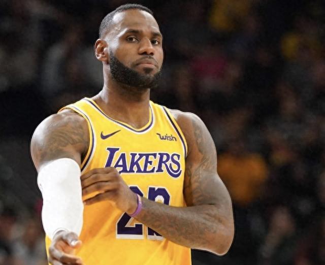 美媒盤點(diǎn)NBA球星重回母隊(duì)傳奇時(shí)刻，詹韋領(lǐng)銜，昔日傳奇韋伯曲折歸鄉(xiāng)路