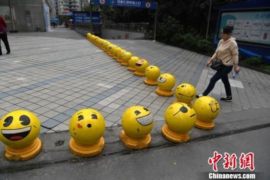 深圳街頭看片石墩引發(fā)熱議，網(wǎng)友，這是創(chuàng)新還是亂象？