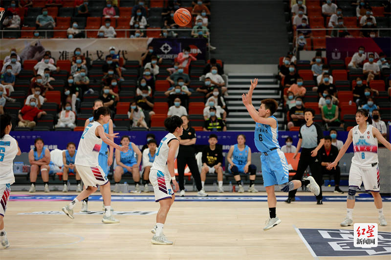 成都蓉城球迷放大招！鳳凰山TIFO驚艷全NBA，阿刁的觀賽新體驗(yàn)