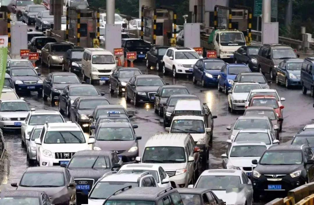 高速免費結束前，收費站人員高喊快點，背后原因令人深思