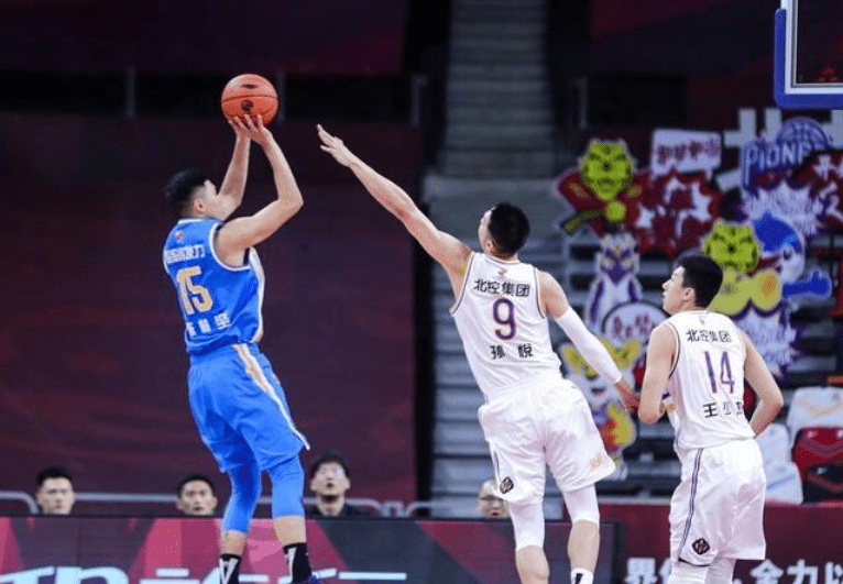 火力全開！新疆外援勞森獨(dú)攬全場最高分與籃板，34分加冕之夜閃耀全場