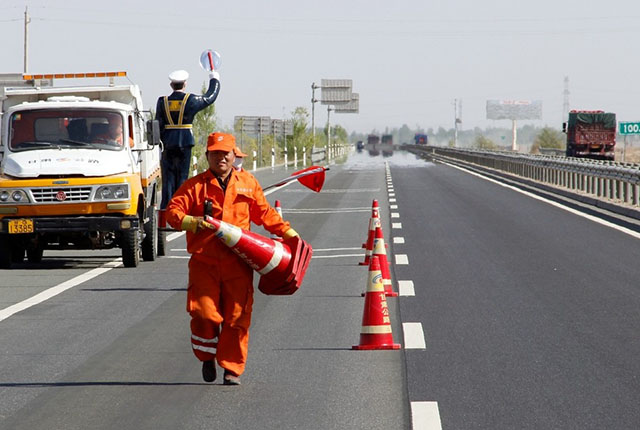 堵車時高速判官出手了，揭秘高速公路上的神秘人物及他們背后的故事