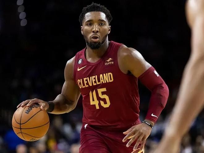 閃耀NBA賽場(chǎng)，多諾萬(wàn)·米切爾獨(dú)攬19分2籃板5助攻，引領(lǐng)球隊(duì)勝利流言板