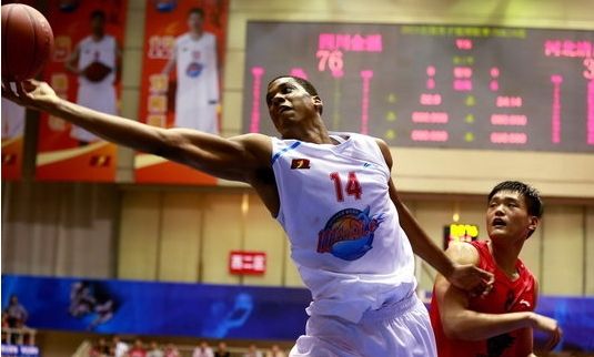 庫利巴利閃耀全場，16投9中貢獻23分6籃板1助攻，引領(lǐng)球隊走向勝利