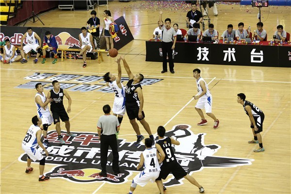 我擊敗了NBA傳奇，參加釣魚大賽的籃球冠軍之路