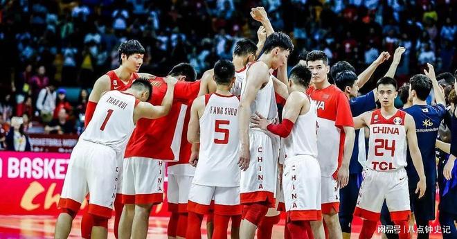 中國(guó)男籃閃耀全球賽場(chǎng)，銀牌獎(jiǎng)金曝光，超級(jí)新星重磅決定震撼籃球界