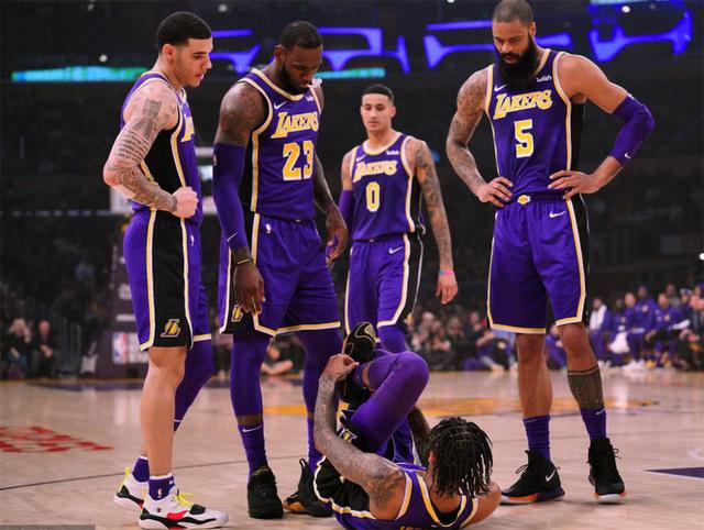 詹姆斯黃金詹23代戰(zhàn)靴亮相，熱愛籃球的心與獨特時尚魅力的完美結(jié)合