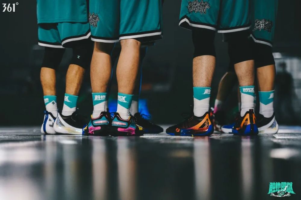 詹姆斯黃金詹23代戰(zhàn)靴亮相，熱愛籃球的心與獨特時尚魅力的完美結(jié)合