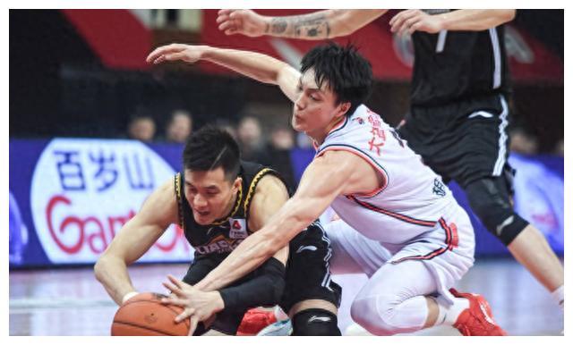 失誤之后的溫暖鼓勵(lì)，NBA賽場上的團(tuán)結(jié)力量與胡明軒、趙睿的兄弟情深