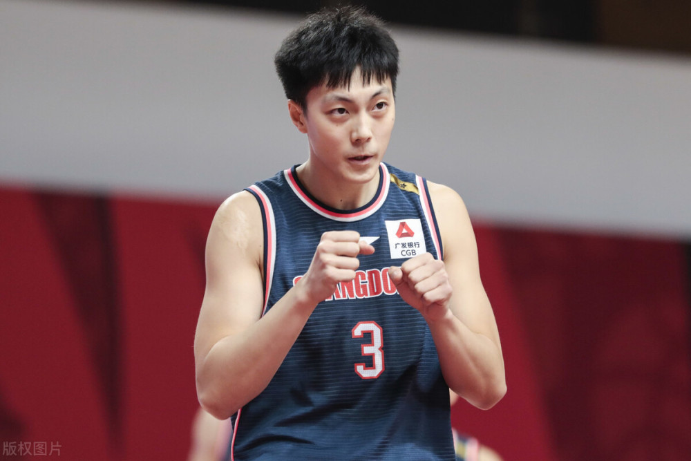 失誤之后的溫暖鼓勵(lì)，NBA賽場上的團(tuán)結(jié)力量與胡明軒、趙睿的兄弟情深