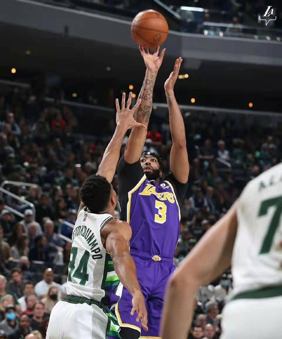 戴維斯贊譽(yù)薩博尼斯，聯(lián)盟頂級(jí)內(nèi)線實(shí)力，令人欽佩的球場風(fēng)采