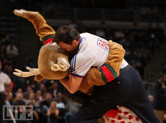 王思雨，賽場(chǎng)斬牌的主力先鋒，清秀面龐閃耀NBA體壇女神之光