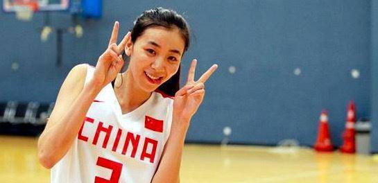 王思雨，賽場(chǎng)斬牌的主力先鋒，清秀面龐閃耀NBA體壇女神之光