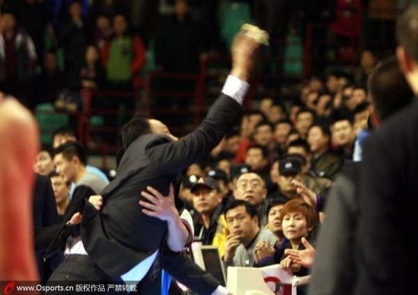 穆勒NBA首秀引爆熱潮，2萬球迷狂歡，贈(zèng)穆勒海報(bào)成焦點(diǎn)