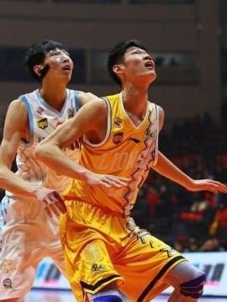 中國(guó)男籃新星胡金秋閃耀NBA賽場(chǎng)，四場(chǎng)三次獲全場(chǎng)最佳，成為中流砥柱！