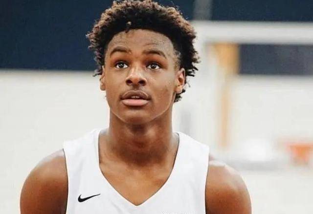 馬健論壇熱議焦點(diǎn)，布朗尼的運(yùn)動(dòng)天賦與心理波動(dòng)對(duì)其表現(xiàn)的影響