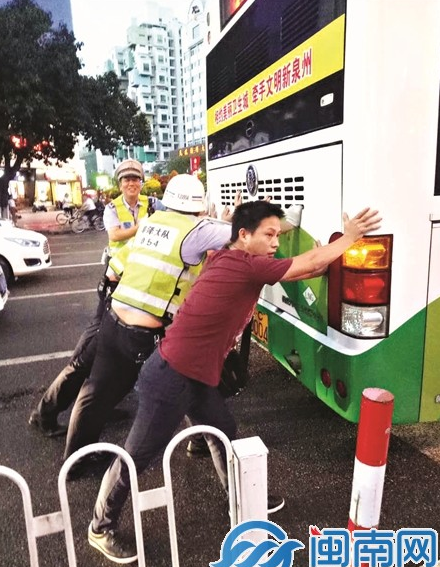 特巡隊(duì)員化身大力士，奮力推車解民憂，彰顯為民服務(wù)真諦