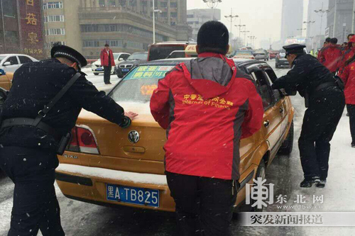 特巡隊(duì)員化身大力士，奮力推車解民憂，彰顯為民服務(wù)真諦