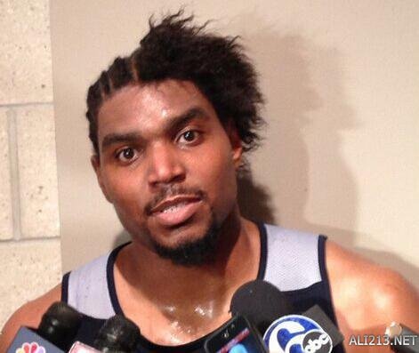 精神小伙格拉利什發(fā)型再升級(jí)，新發(fā)型閃耀NBA，踢球標(biāo)配引領(lǐng)潮流新風(fēng)尚