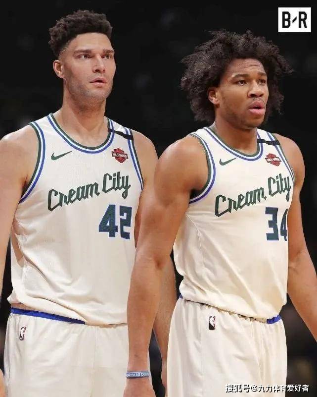 精神小伙格拉利什發(fā)型再升級(jí)，新發(fā)型閃耀NBA，踢球標(biāo)配引領(lǐng)潮流新風(fēng)尚