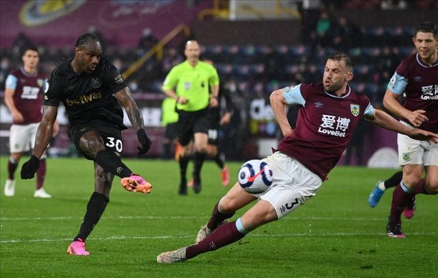 西漢姆球衣的束縛與安東尼奧的創(chuàng)意改造，從圓領(lǐng)走向V領(lǐng)的故事