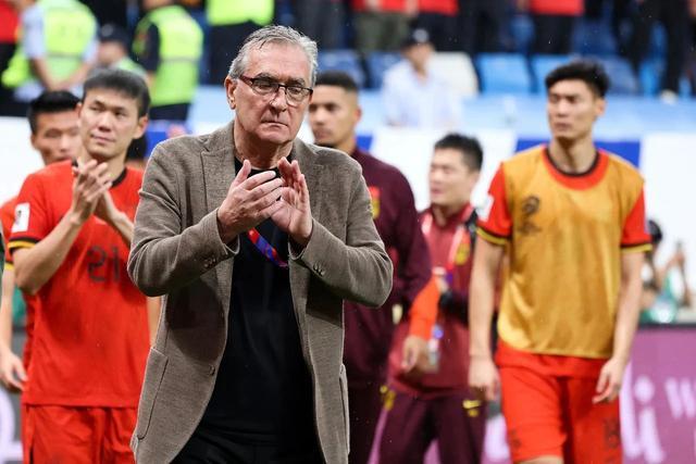 足協(xié)主席宋凱賽后熱情鼓勵(lì)伊萬(wàn)，圍巾中的團(tuán)結(jié)與擁抱中的力量