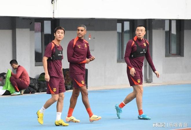 國足包機(jī)抵達(dá)青島膠東國際機(jī)場，期待與熱情交織的榮耀時刻