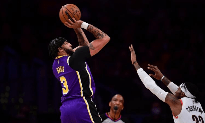 蘭德爾狀態(tài)火熱，打出舒適籃球，16投9中貢獻(xiàn)24分9板5助